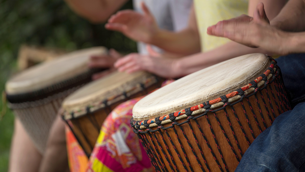 Djembe-Trommelgruppe-shutterstock-1435905134-16zu9